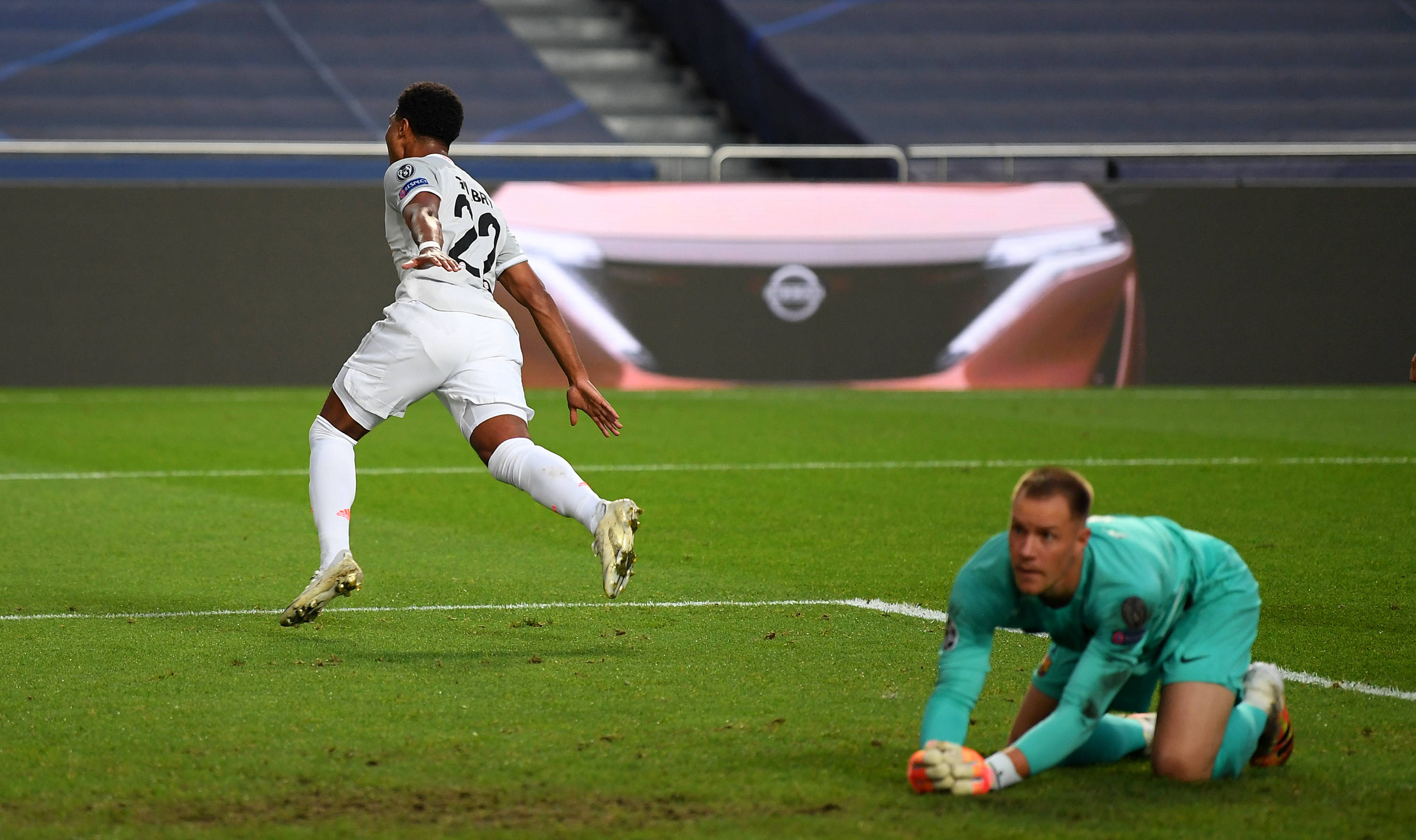 暴风乔丹在三人面前击打关键球，智宇阿希做出了精彩的扑救，将比分扳平给 DRX